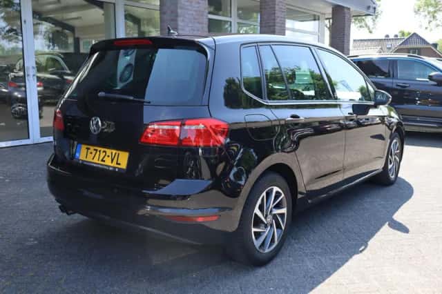 Volkswagen Golf (2017) thumbnail 2