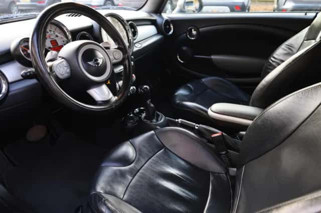 MINI Cabrio (2009) thumbnail 5