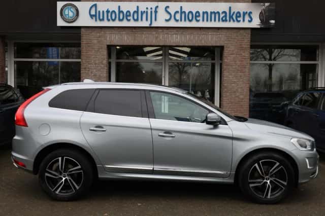 Volvo XC60 (2015) thumbnail 2