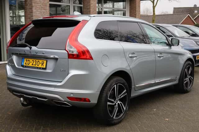 Volvo XC60 (2015) thumbnail 3