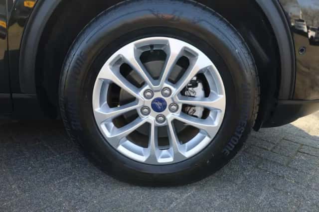 Ford Kuga (2023) thumbnail 4