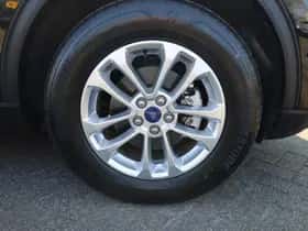 Ford Kuga (2023) thumbnail 4
