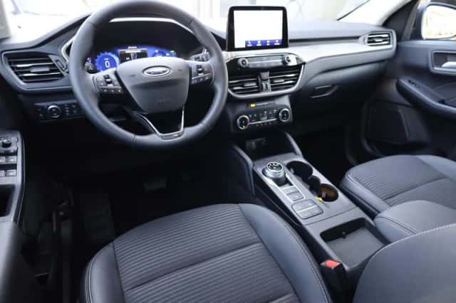 Ford Kuga (2023) thumbnail 5