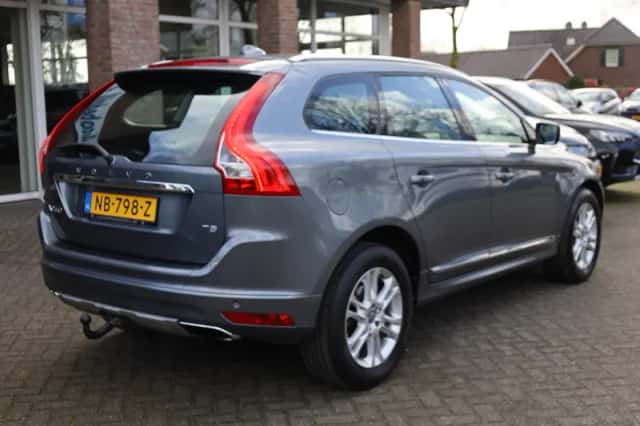 Volvo XC60 (2017) thumbnail 3