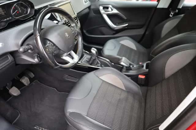 Peugeot 2008 (2018) thumbnail 5