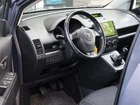 Mazda 5 (2009) thumbnail 4