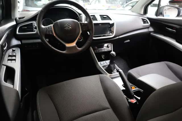 Suzuki S-Cross (2020) thumbnail 4