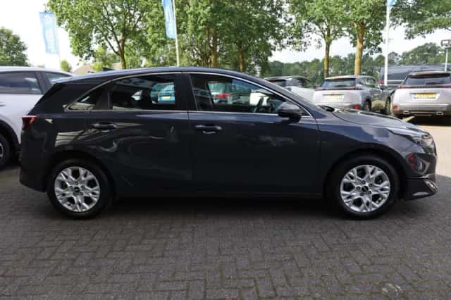 Kia Ceed (2022) thumbnail 2