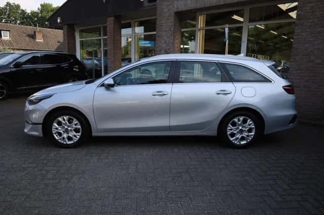 Kia Ceed Sportswagon (2022) thumbnail 2