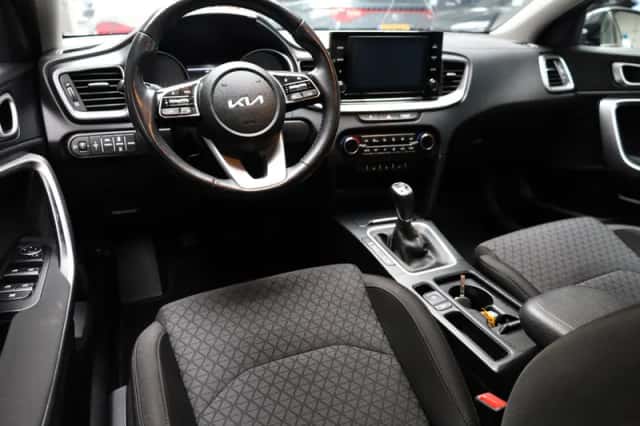 Kia Ceed Sportswagon (2023) thumbnail 5