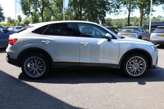 Audi Q3 (2022) thumbnail 2