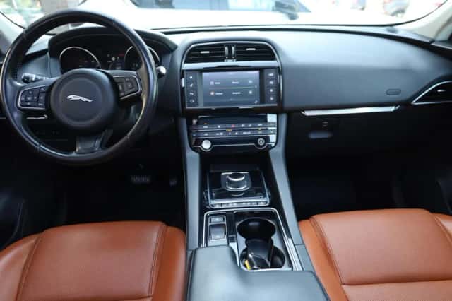 Jaguar F-Pace (2018) thumbnail 4