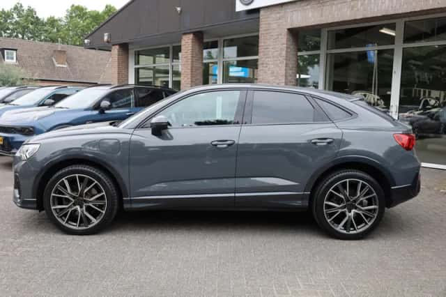 Audi Q3 (2022) thumbnail 2