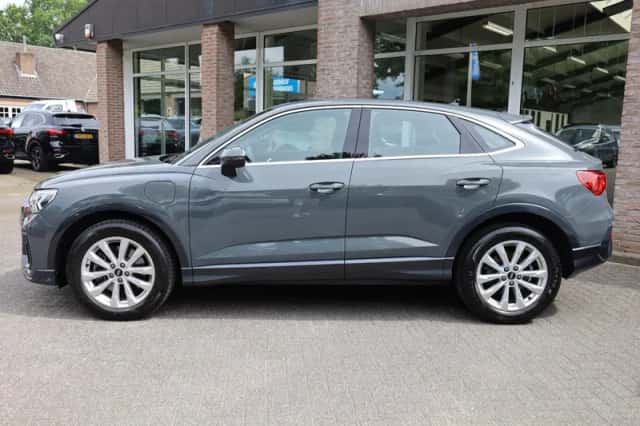 Audi Q3 (2022) thumbnail 2