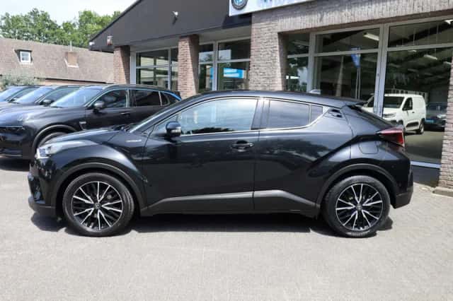 Toyota C-HR (2018) thumbnail 2