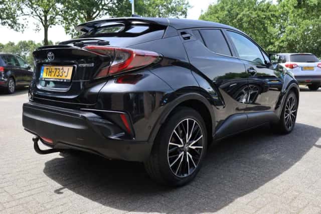 Toyota C-HR (2018) thumbnail 3