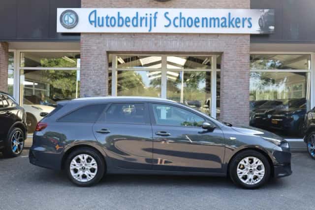 Kia Ceed Sportswagon (2023) thumbnail 2