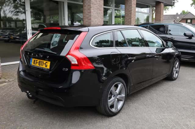 Volvo V60 (2016) thumbnail 2