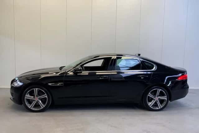 Jaguar XF (2019) thumbnail 3