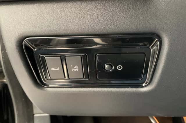 Jaguar XF (2019) thumbnail 33