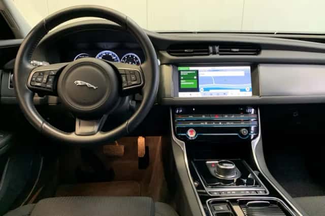 Jaguar XF (2019) thumbnail 5