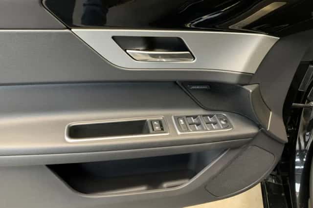 Jaguar XF (2019) thumbnail 43