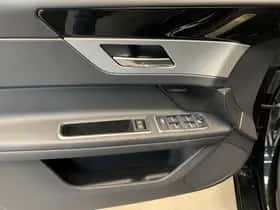 Jaguar XF (2019) thumbnail 43
