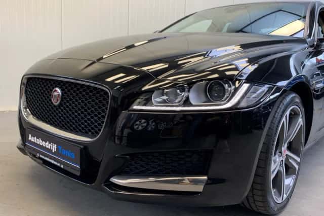 Jaguar XF (2019) thumbnail 10