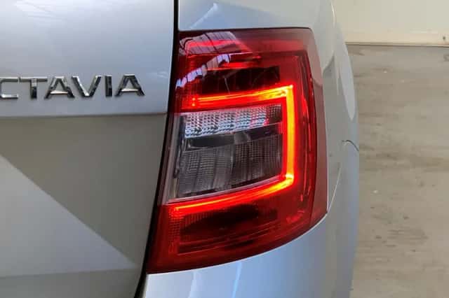 Škoda Octavia (2019) thumbnail 14