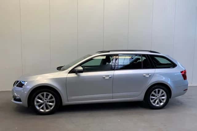 Škoda Octavia (2019) thumbnail 3