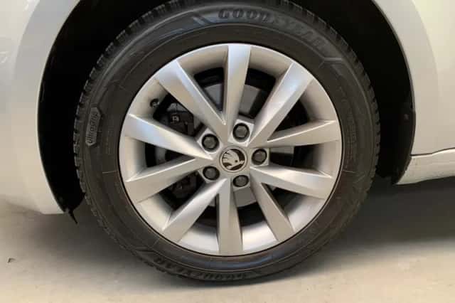 Škoda Octavia (2019) thumbnail 9