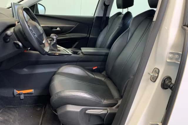 Peugeot 3008 (2018) thumbnail 2
