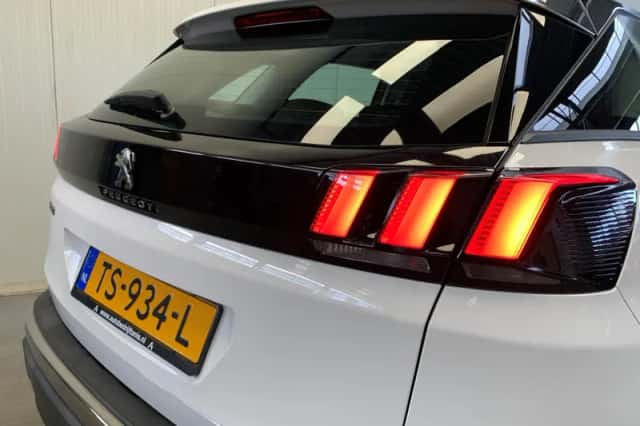Peugeot 3008 (2018) thumbnail 14