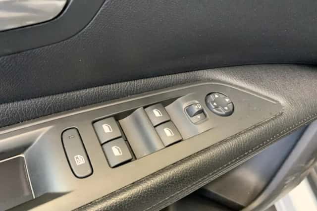 Peugeot 3008 (2018) thumbnail 28