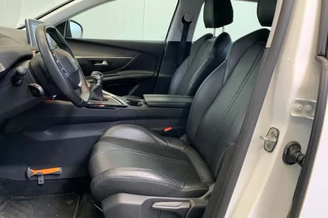Peugeot 3008 (2018) thumbnail 35