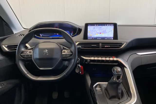 Peugeot 3008 (2018) thumbnail 5