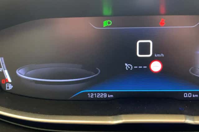Peugeot 3008 (2018) thumbnail 6
