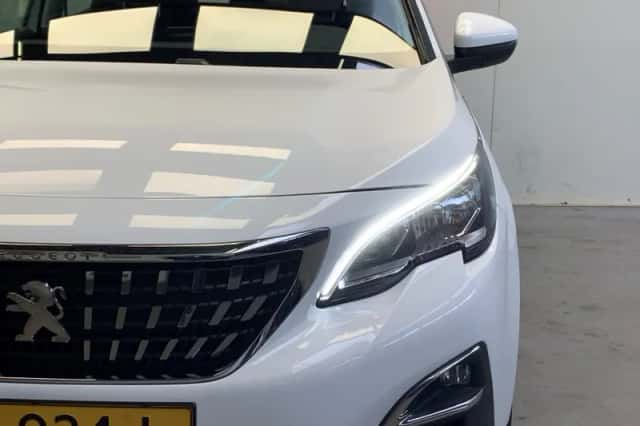 Peugeot 3008 (2018) thumbnail 9