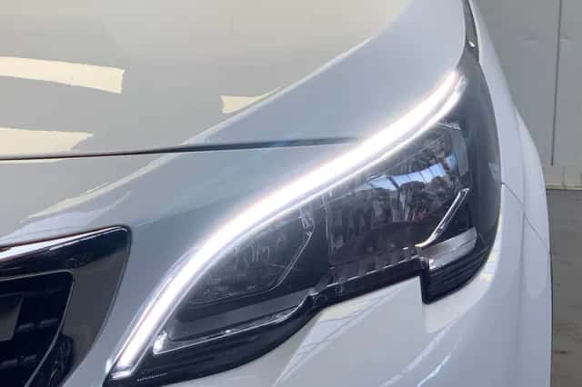 Peugeot 3008 (2018) thumbnail 10