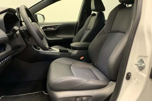 Toyota RAV4 (2024) thumbnail 2