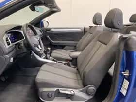 Volkswagen T-Roc (2024) thumbnail 2