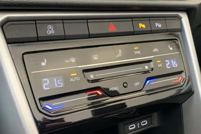 Volkswagen T-Roc (2024) thumbnail 23