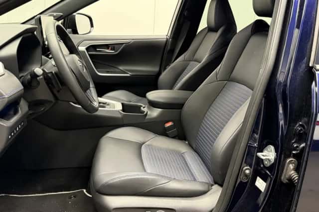 Toyota RAV4 (2024) thumbnail 2