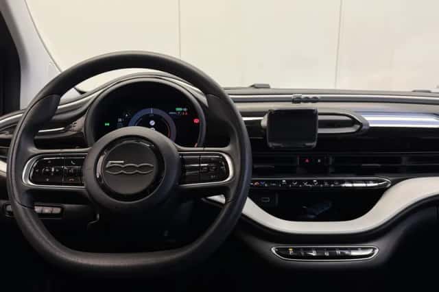 Fiat 500e (2022) thumbnail 4