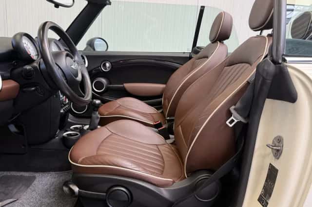 MINI Cabrio (2011) thumbnail 2