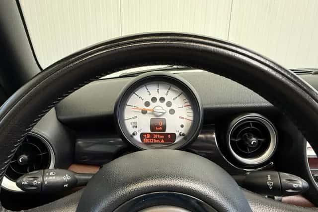 MINI Cabrio (2011) thumbnail 13