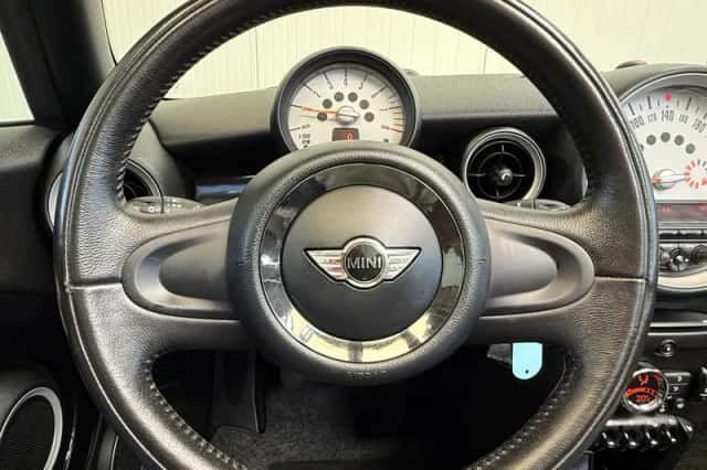 MINI Cabrio (2011) thumbnail 14