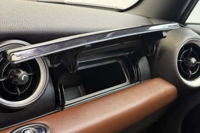 MINI Cabrio (2011) thumbnail 22
