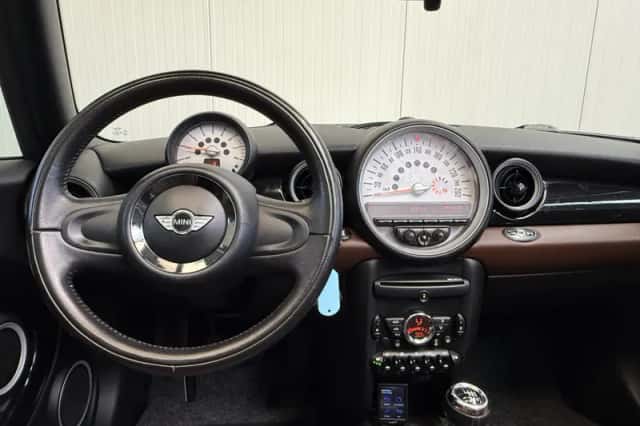 MINI Cabrio (2011) thumbnail 23