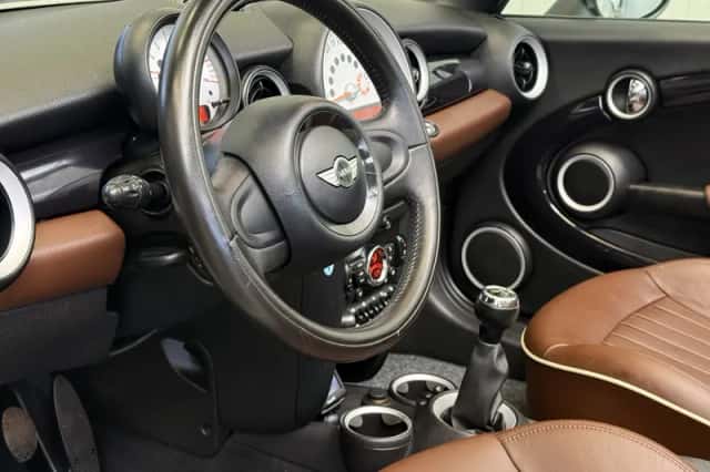 MINI Cabrio (2011) thumbnail 26